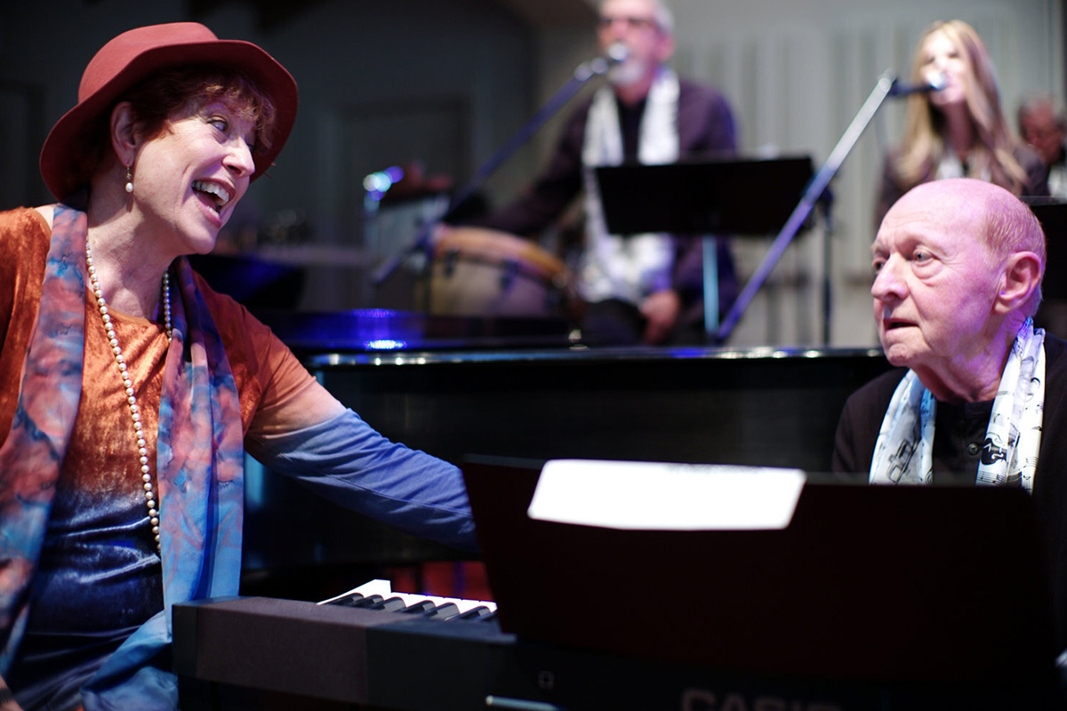 Una cantante y una pianista compartiendo un momento musical