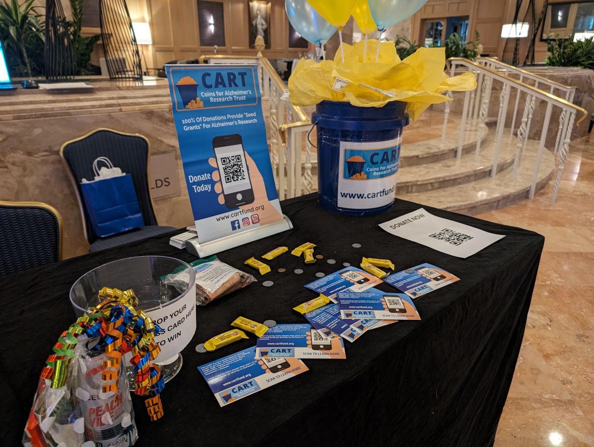 Uno stand di raccolta fondi CART Fund con un secchio blu e materiali formativi