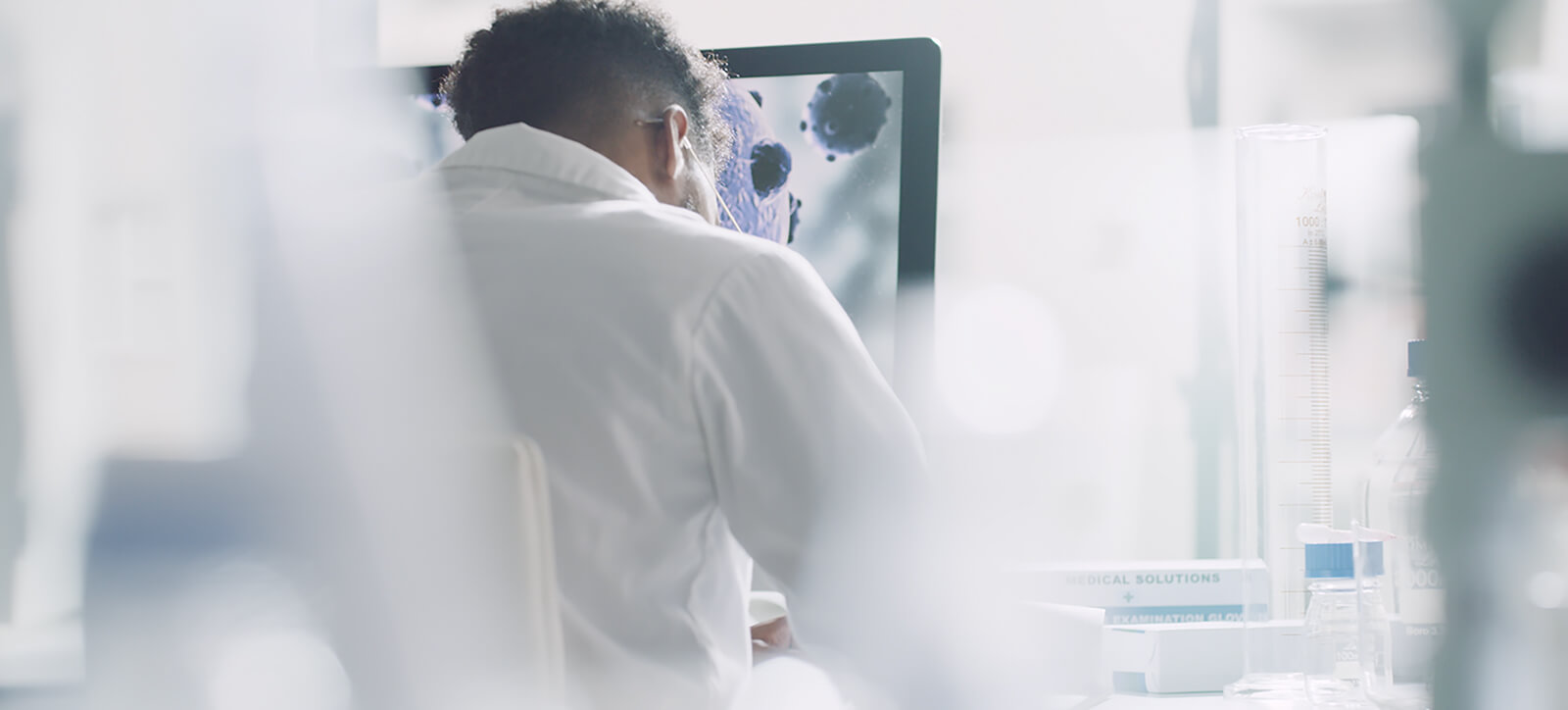 Un ricercatore al lavoro davanti a un monitor di laboratorio